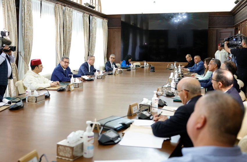 رئيس الحكومة يبحث مع المركزيات النقابية الأكثر تمثيلية إجراءات تفعيل الدعم الاجتماعي المباشر