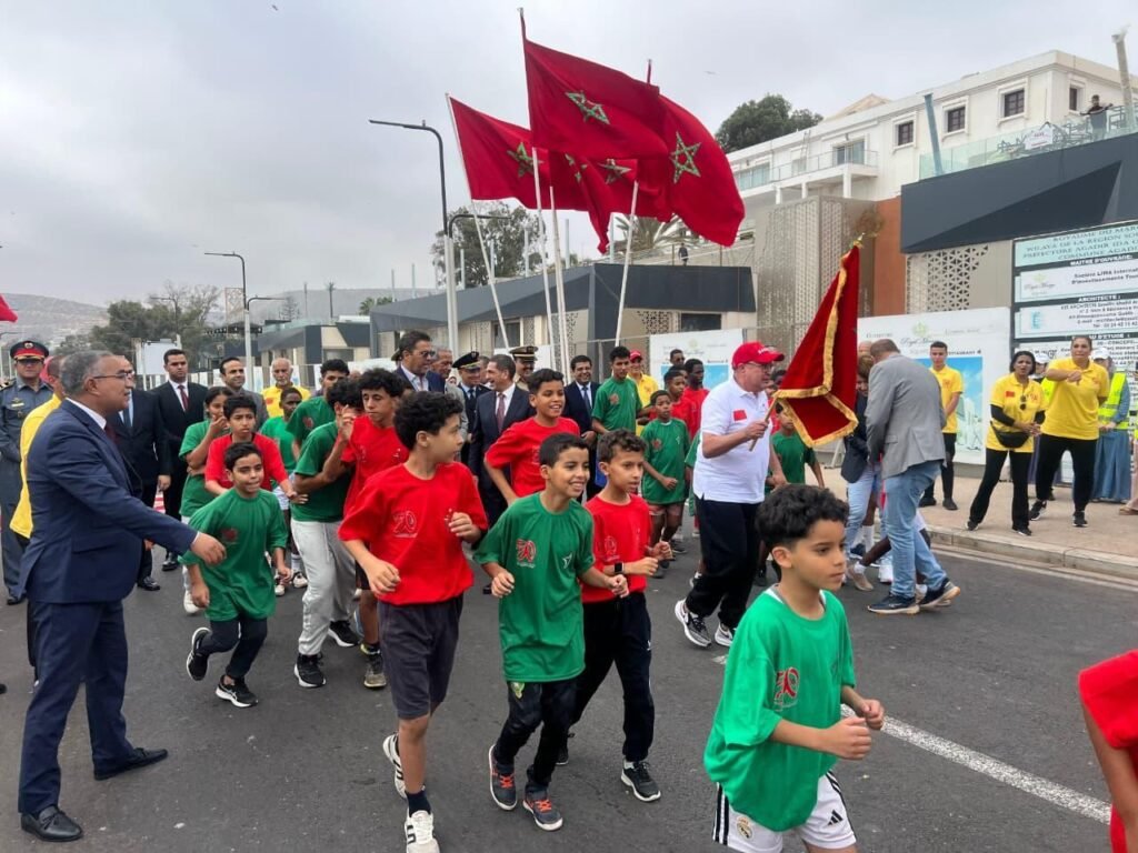والي جهة سوس ماسة يسلم لمولاي إبراهيم بوطيب العلم الوطتي لحمله في المرحلة الثامنة من” سباق التناوب الرمزي المسيرة الخضراء” أكادير – تيزنيت.