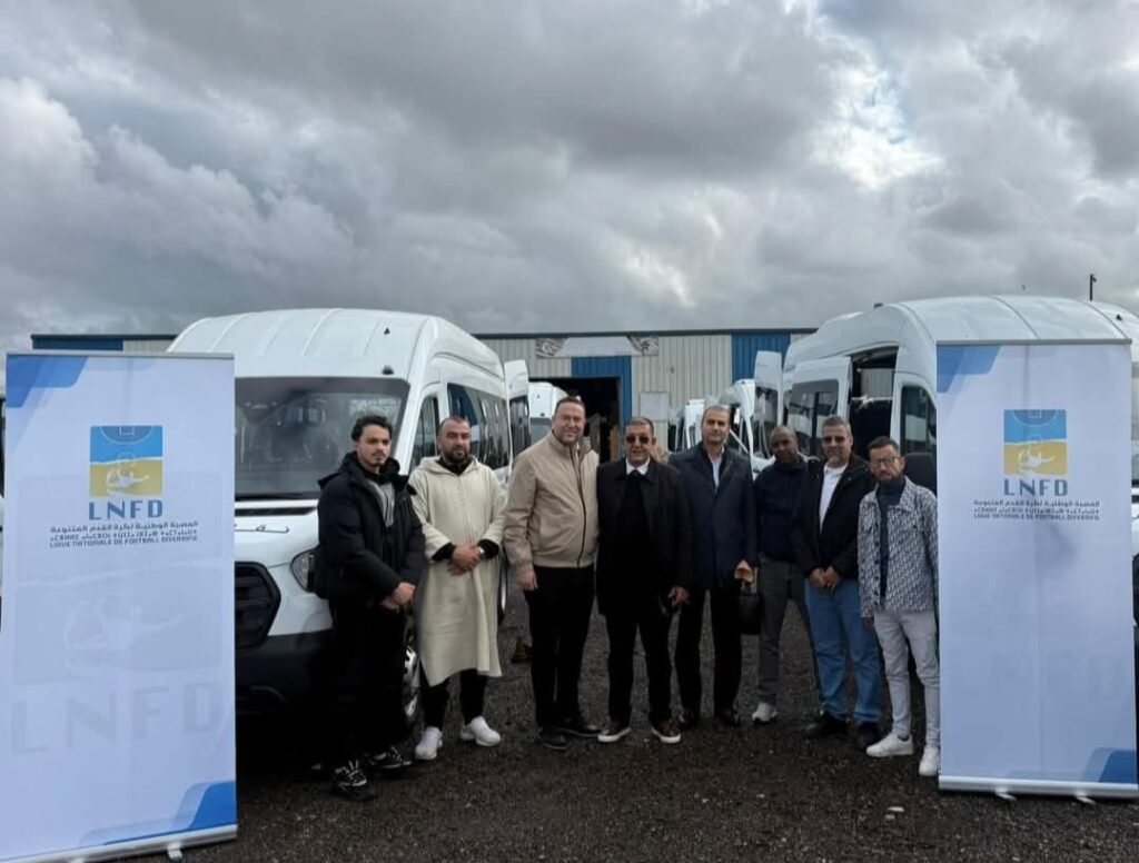 طه المنصوري رئيس العصبة الوطنية لكرة القدم المتنوعة يسلم مفاتيح حافلات النقل الرياضي لأندية كرة القدم داخل القاعة