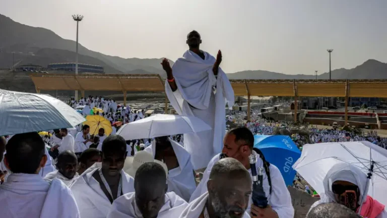 حجاج بيت الله يتجمعون على صعيد عرفات لأداء الركن الأعظم من مناسك الحج