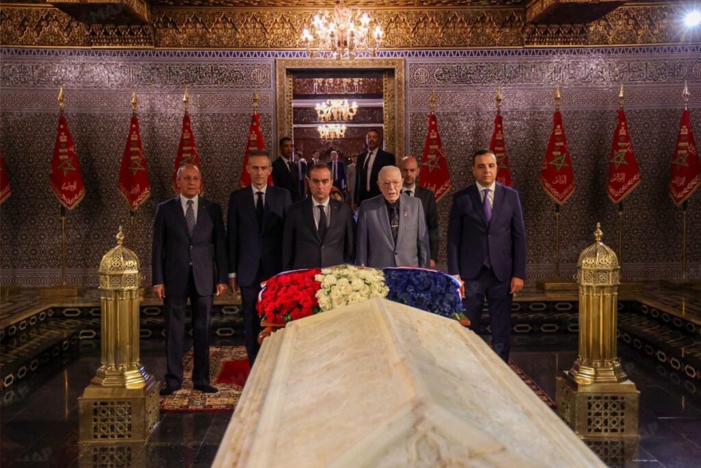 الوزير الأول الفرنسي يزور ضريح محمد الخامس