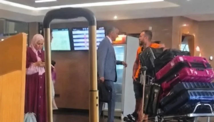 بدون بروتوكول.. الحموشي يترجل بمحطة طنجة ويسافر وسط المواطنين على متن القطار